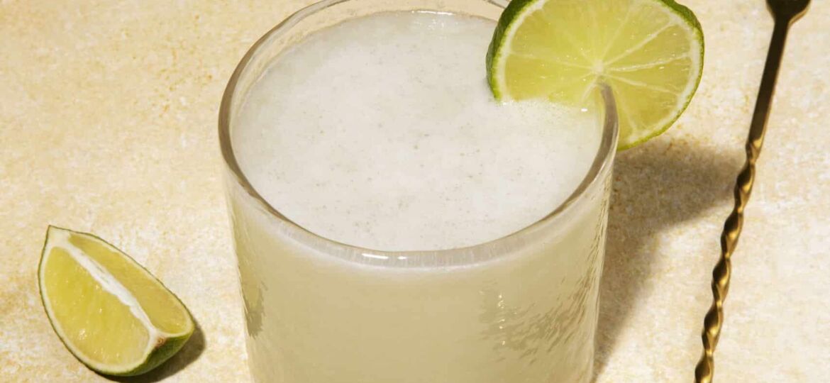 cocktail-daiquiri-savoureux-angle-eleve-au-citron-vert